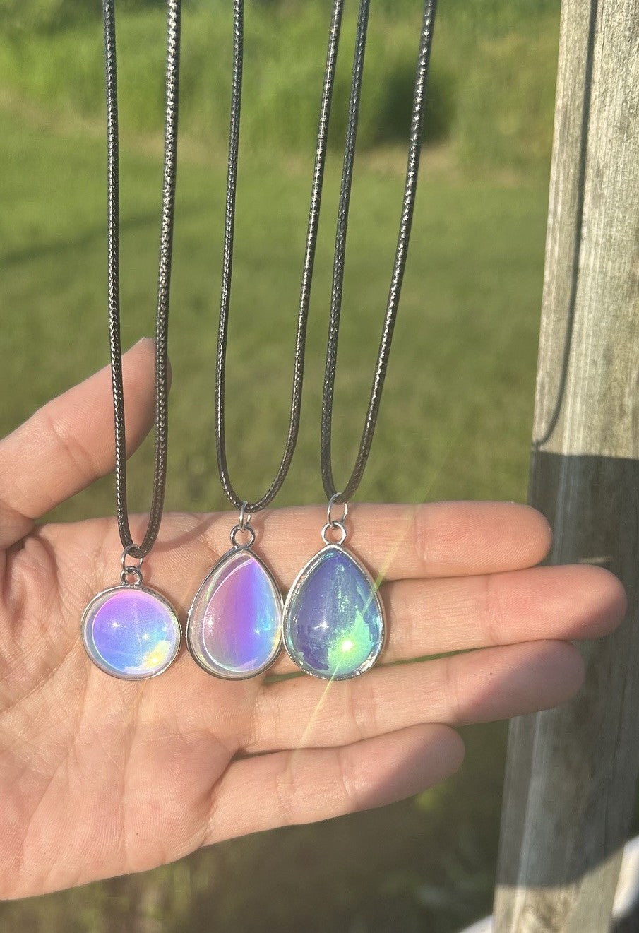 Collier pendentif en verre multicolore