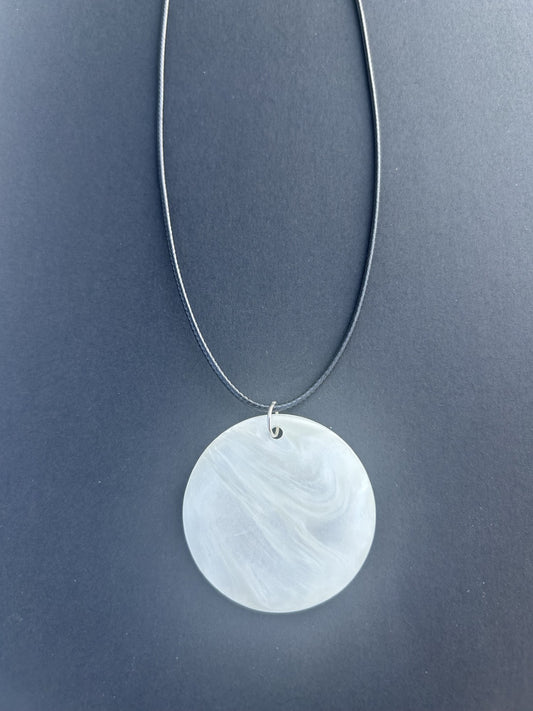 Collier acrylique blanc brillant