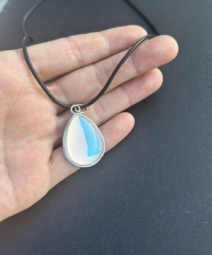 Collier pendentif en verre multicolore