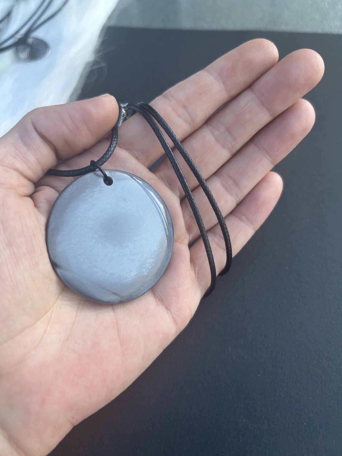 Collier acrylique blanc brillant