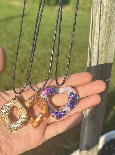 Collier époxy brillant avec paillettes