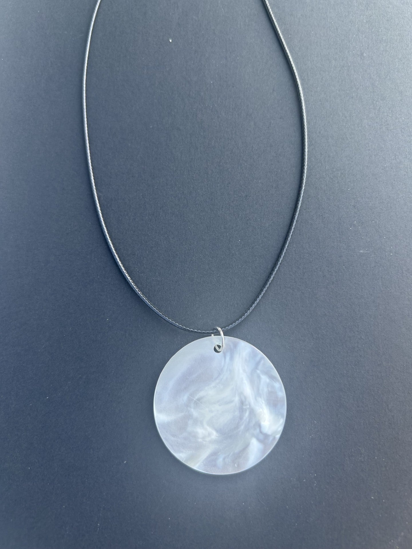 Collier acrylique blanc brillant