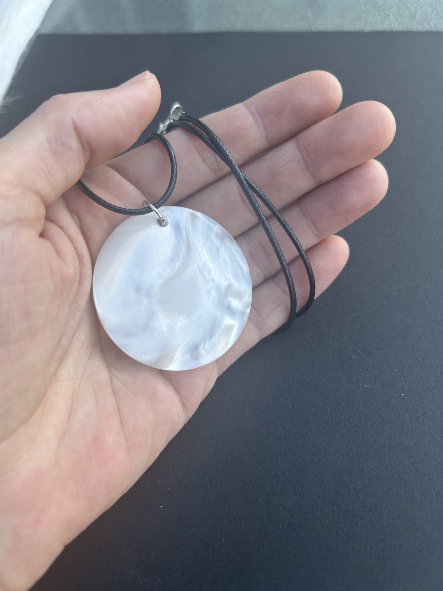 Collier acrylique blanc brillant