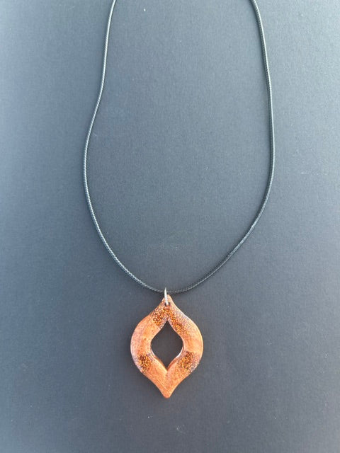 Collier époxy brillant avec paillettes