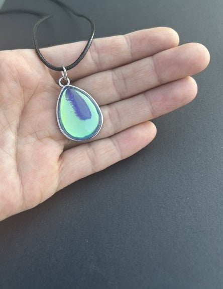 Collier pendentif en verre multicolore