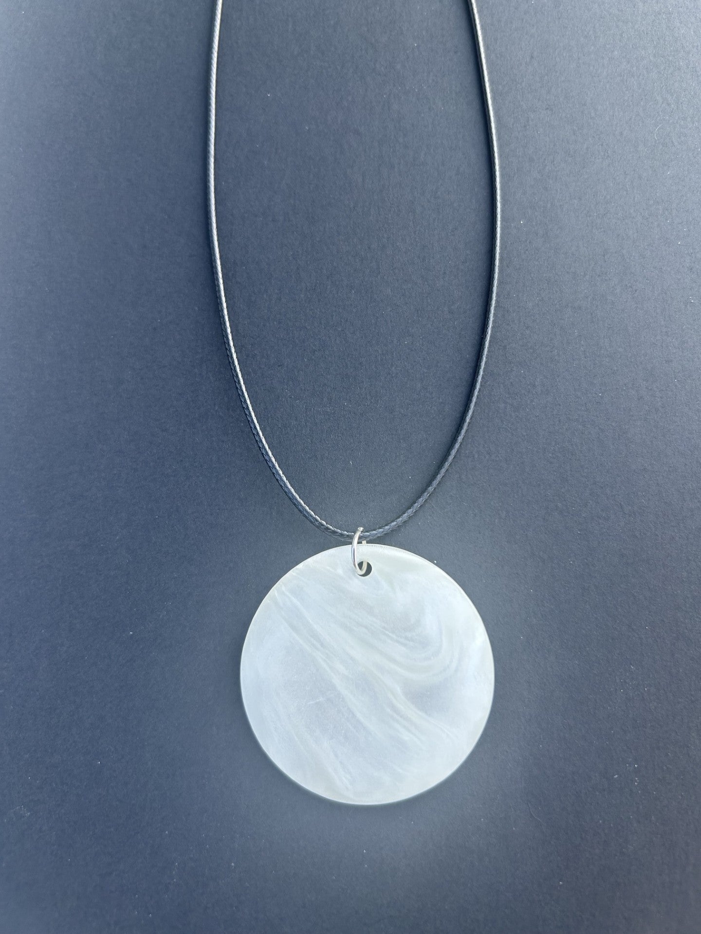 Collier acrylique blanc brillant