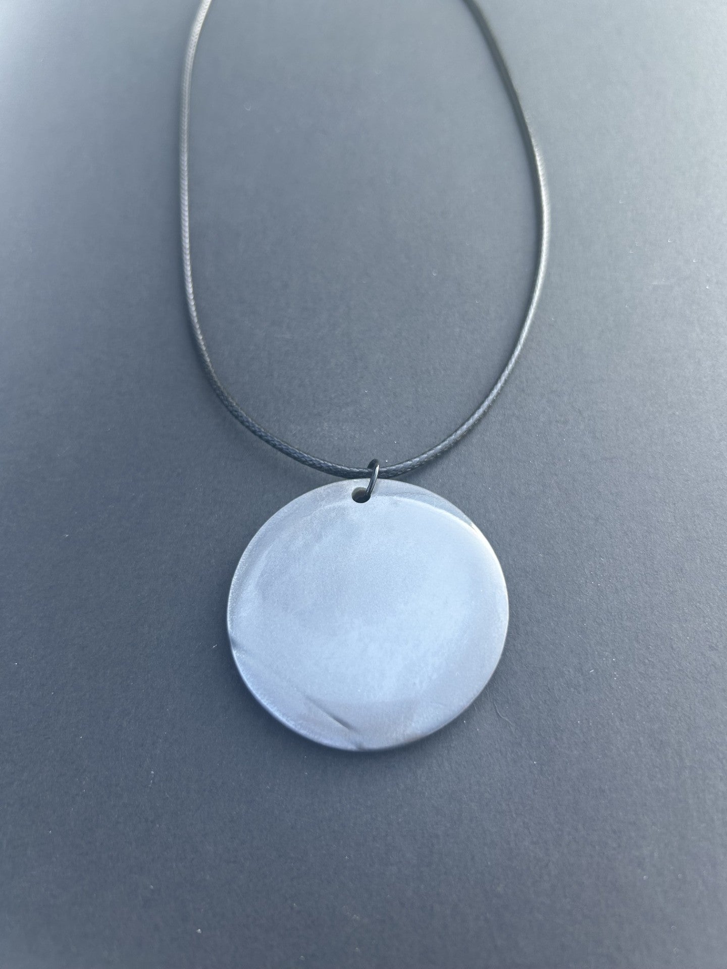 Collier acrylique blanc brillant