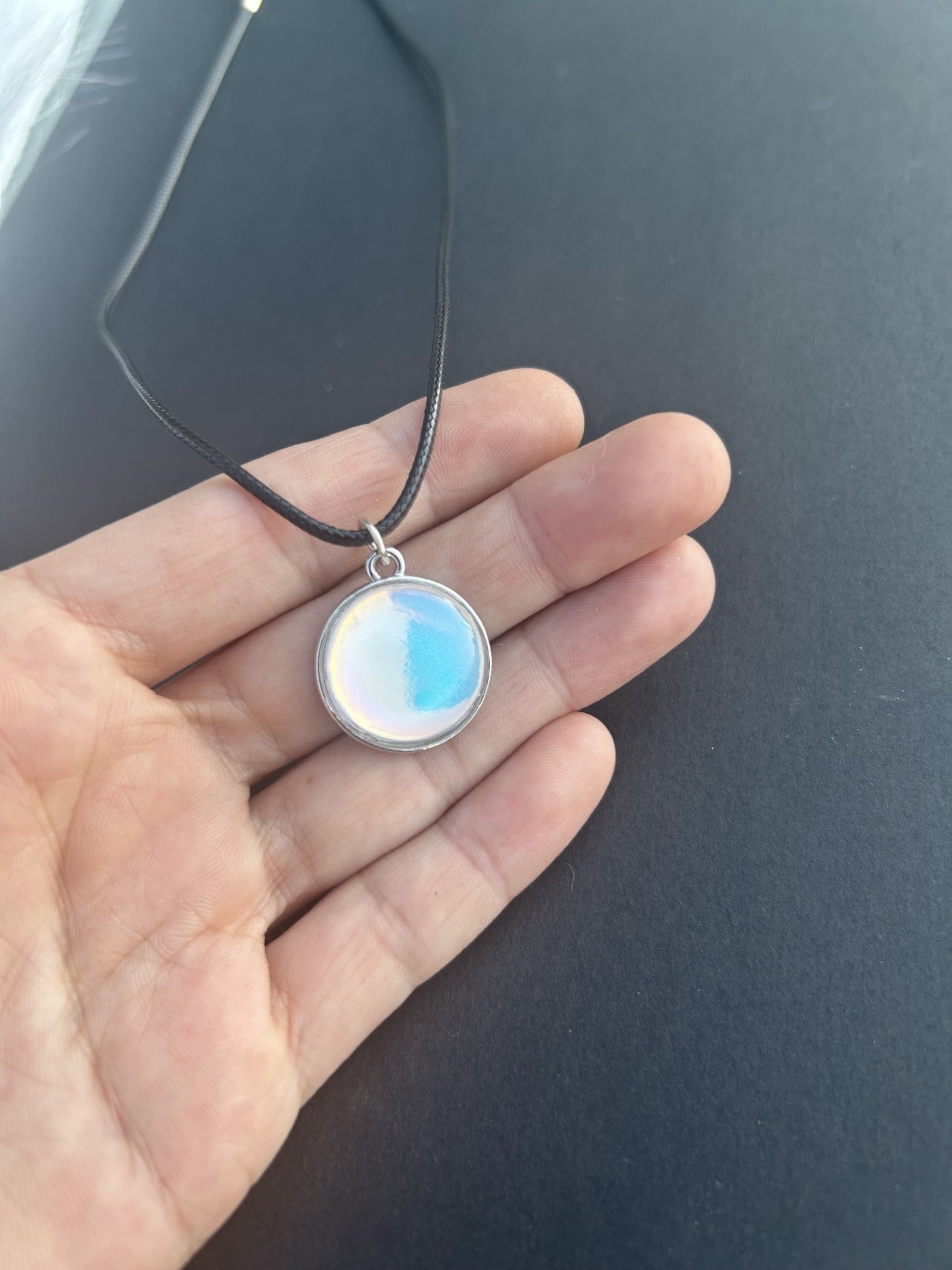 Collier pendentif en verre multicolore
