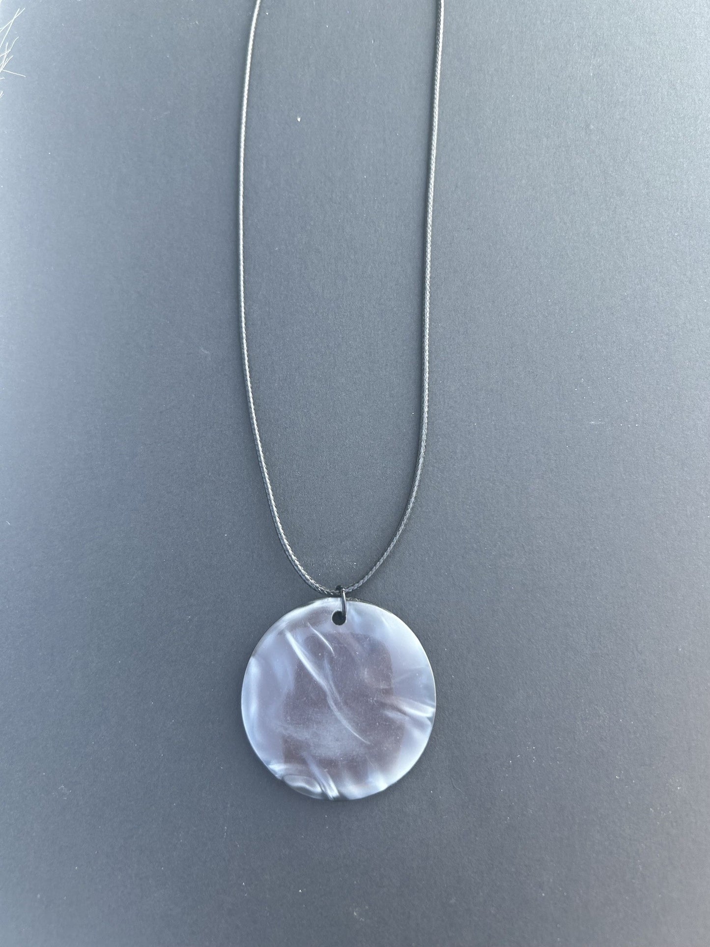 Collier acrylique blanc brillant
