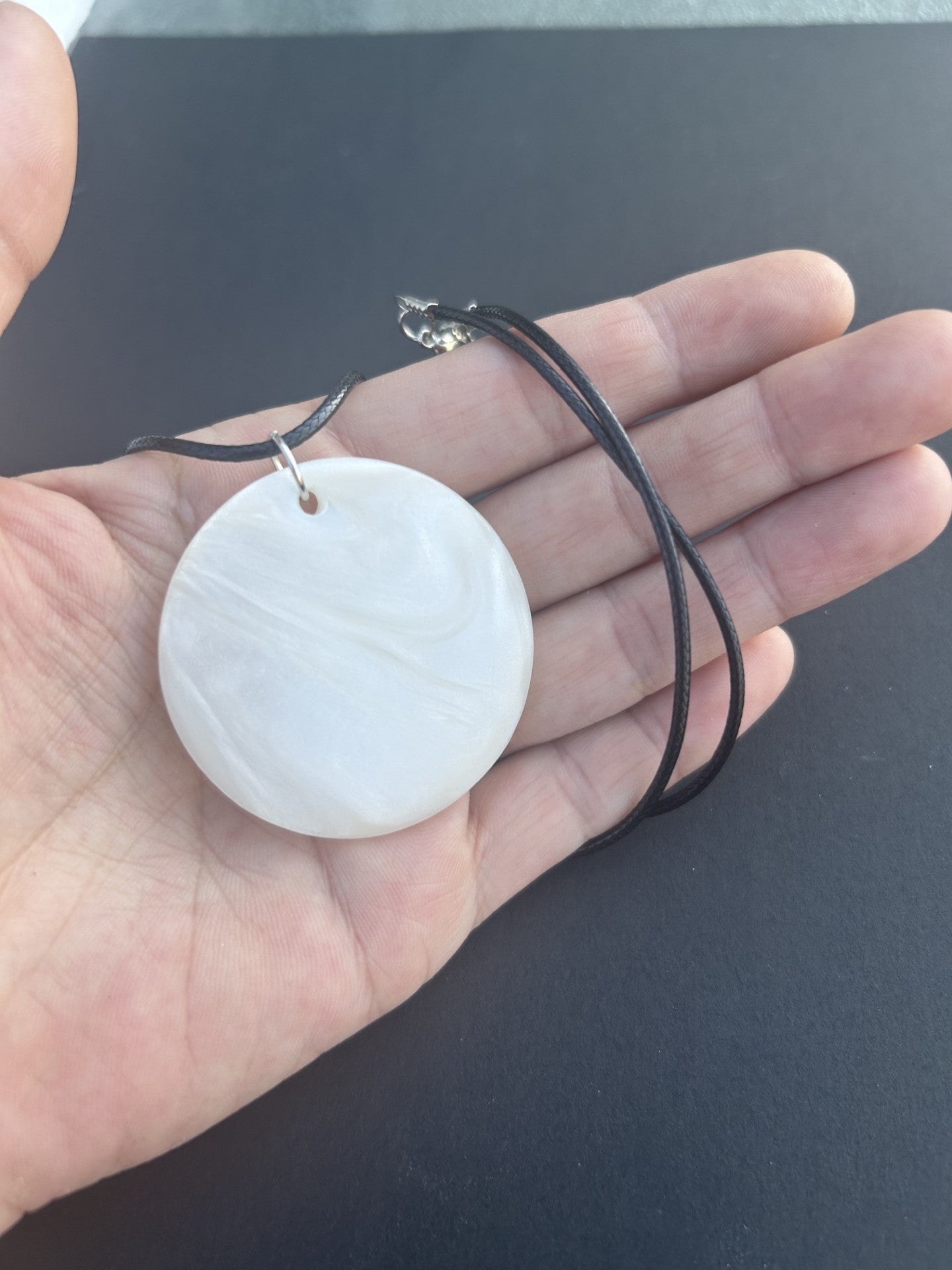 Collier acrylique blanc brillant