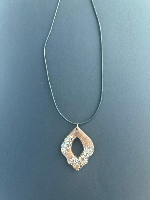 Collier époxy brillant avec paillettes
