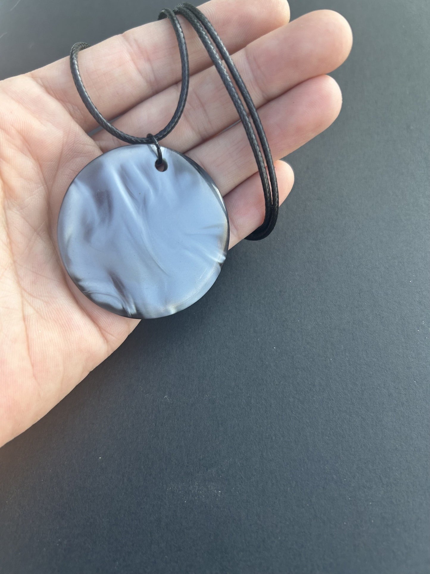 Collier acrylique blanc brillant
